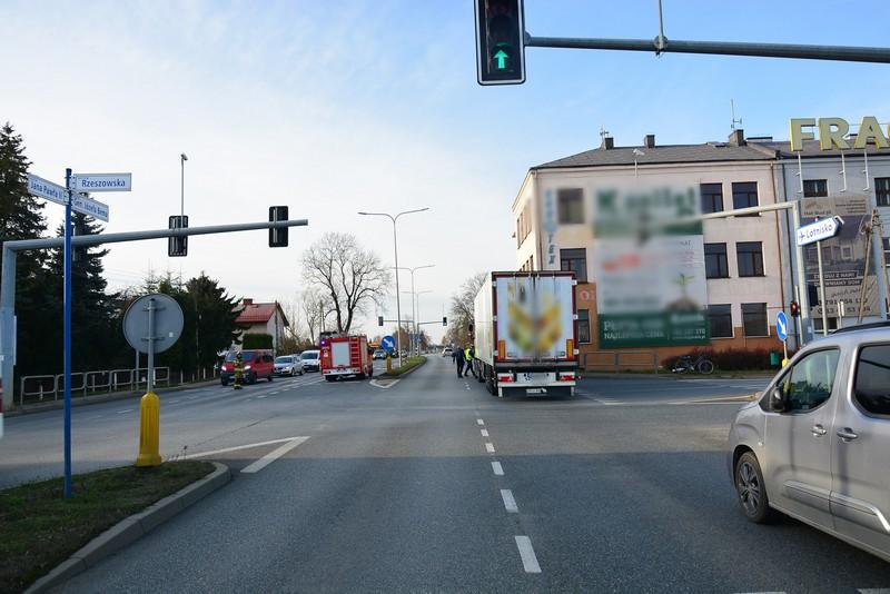 81-letni rowerzysta trafił do szpitala po wypadku z udziałem ciężarówki