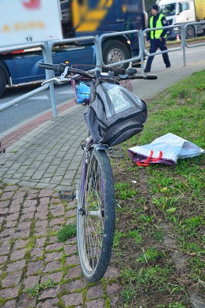 81-letni rowerzysta trafił do szpitala po wypadku z udziałem ciężarówki