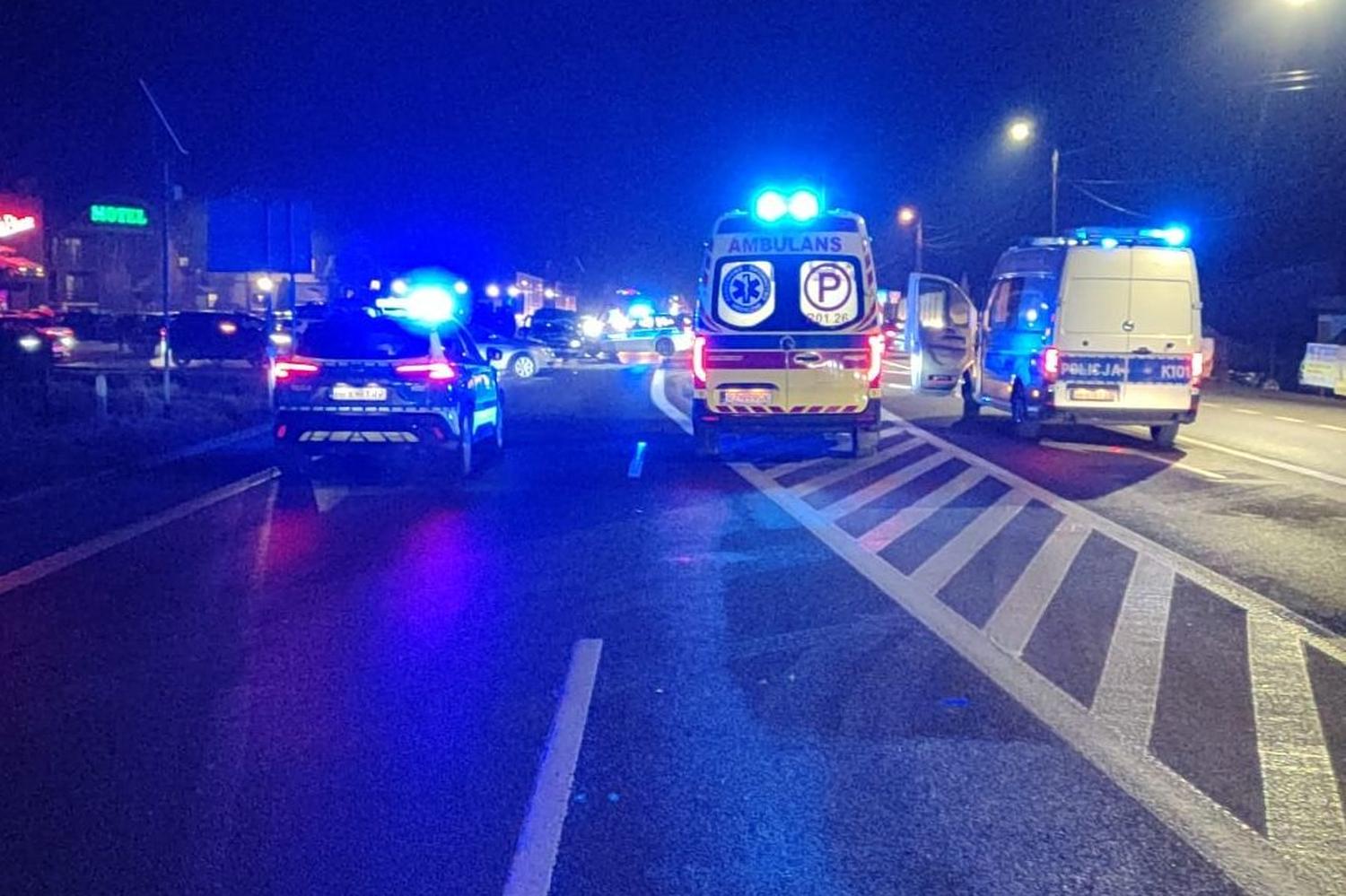 Rzesz w Policyjny Radiow z Wjecha na Czerwonym I Uderzy W Audi 