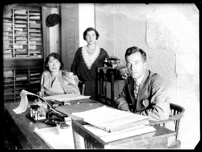 W biurze, 1930_Fotografia autorstwa Rodziny E. Janusza_Ze zbiorów Galerii Fotografii Miasta Rzeszowa