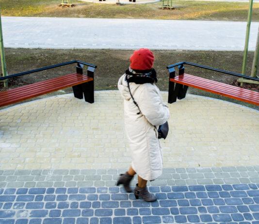 126 metrów chodniczka i 65 metrów kolistego placu