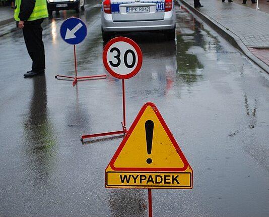 Audi zderzyło się z ciężarówką przewożącą mleko. Jedna osoba ranna