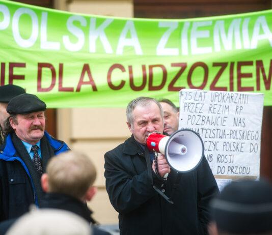 Protest u wojewody. Zostały im tylko domy, ziemia i kościoły