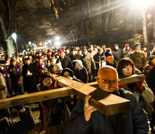 Tysiące ludzi na Drodze Krzyżowej w Rzeszowie