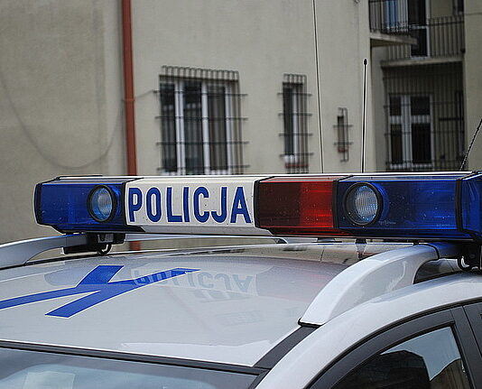 20-latek rzucał nożem w przejeżdżające samochody i groził przechodniom