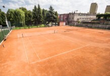 Dwóch chętnych do przykrycia kortów. Oferty za wysokie