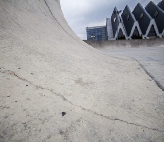 Skatepark sypie się po dwóch latach. Teraz nikt o niego nie dba?