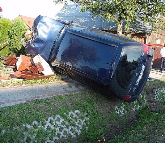 Groźny wypadek volkswagena. Kierowca uderzył w ogrodzenie