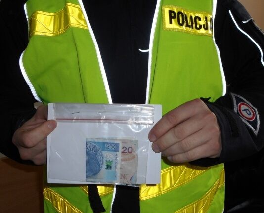 We czterech napadli na staruszkę i ją okradli