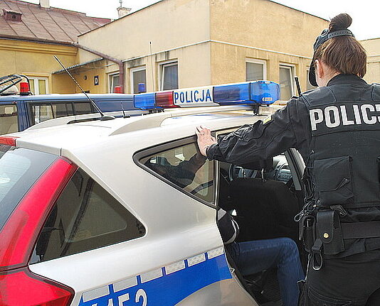 Oszustwa na „przewałkę”. Policjanci zatrzymali trzy osoby