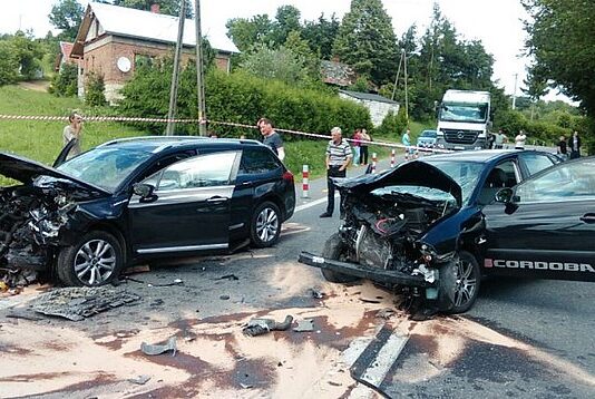 Czołowe zderzenie seata z citroenem. Dwie osoby ranne