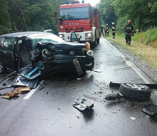 Czołowe zderzenie BMW z Volkswagenem. 5 osób rannych