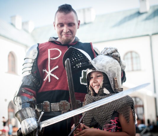 Waleczni rycerze i piękne białogłowy na Pikniku Średniowiecznym