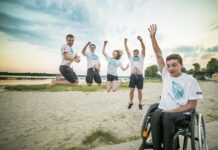 Adrian Beściak pokonał na wózku 600 km. Pomógł 12-latkowi