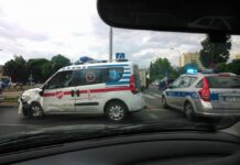 Wypadek na rondzie przy Galerii Rzeszów. Karetka zderzyła się z busem