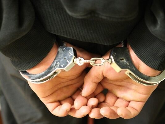 Nie chciał do więzienia, więc schował się pod… szafką