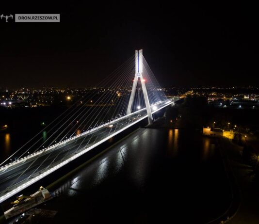 Nocne zdjęcia Mostu Mazowieckiego z lotu ptaka