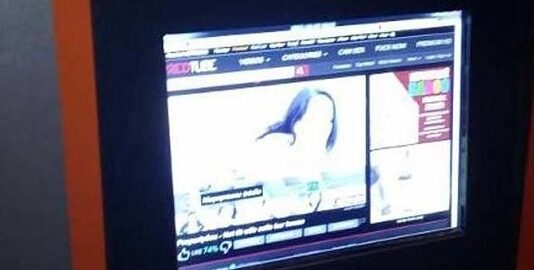 Pornograficzny film na biletomacie autobusowym