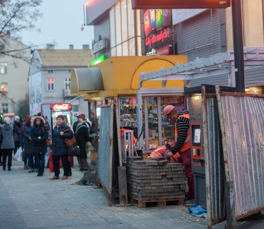 W Rzeszowie montują kolejną ogrzewaną wiatę przystankową