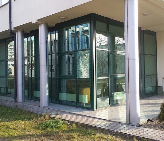 Pijana 36-latka obrzuciła kamieniami budynek ZUS-u