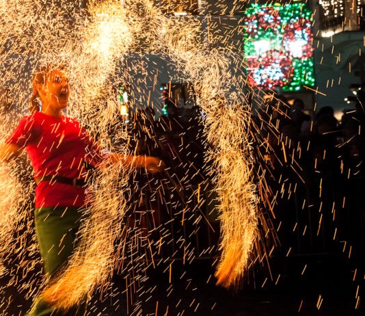Fire show i występy wokalistów w Świątecznym Miasteczku
