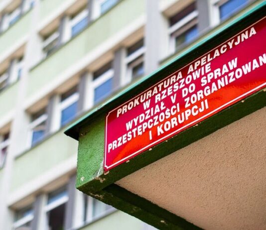 2,3 mln zł za „załatwianie”. Śledczy z Rzeszowa oskarżają adwokata, który reprezentował rząd Morawieckiego