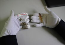 Przyłapani na paleniu marihuany w samochodzie