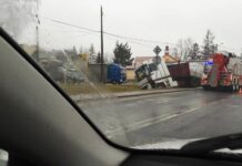 Zderzenie ciężarówki z autobusem. Kierowca ciężarówki uciekł