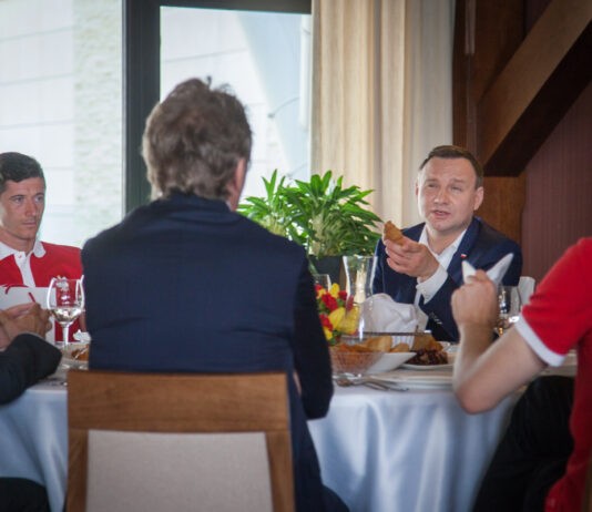 Andrzej Duda spotkał się z piłkarzami w Arłamowie