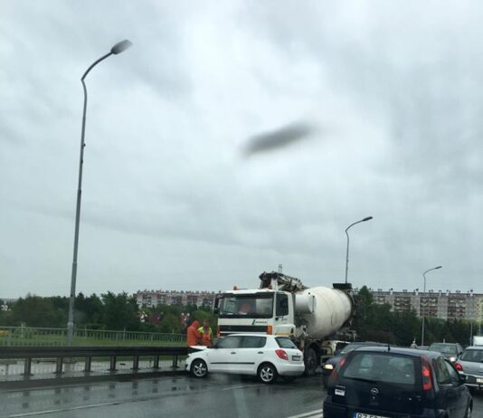 Zderzenie skody z betoniarką na zaporze. Nie ma już utrudnień