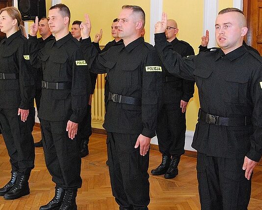 22 nowo przyjętych policjantów złożyło ślubowanie