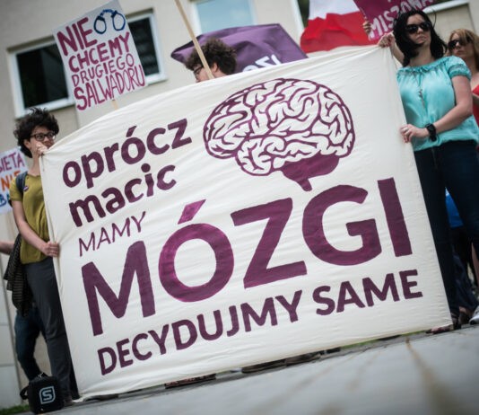 „Tak” dla legalnej aborcji. Pikieta „Razem” przed urzędem