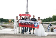 Kibice z Rzeszowa we Francji z parą młodych pod wieżą Eiffla