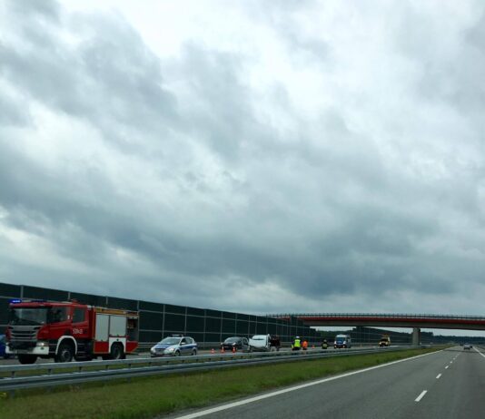 Wypadek na autostradzie A4. Renault przewróciło się na bok