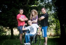 Przejedzie całą Polskę na wózku inwalidzkim, aby pomóc chorej Karolince