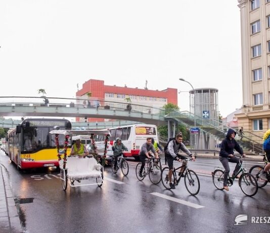 Rowerzyści chcą jeździć po buspasach. ZTM wciąż mówi „nie”
