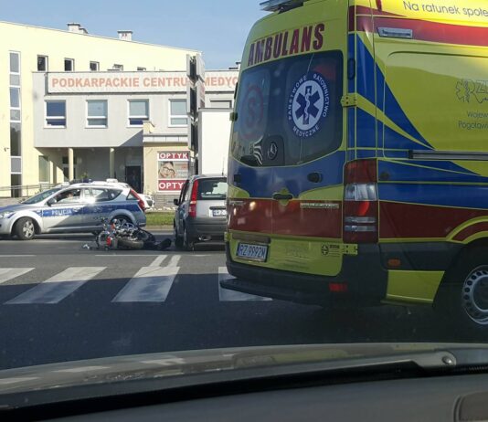 Wypadek przy Millenium Hall. Motocyklista zderzył się z fiatem