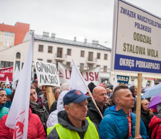 Protest nauczycieli w Rzeszowie. „Nie” dla likwidacji gimnazjów