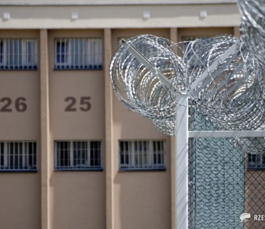 Kolejni funkcjonariusze więzienni z zarzutami. Pozwolili uciec podwójnemu mordercy do Rzeszowa