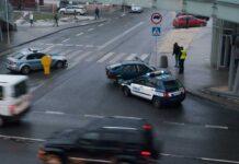 Zderzenie policyjnego radiowozu z hondą pod okrągłą kładką