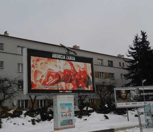 Partia Razem złożyła doniesienie na policję ws. antyaborcyjnych billboardów