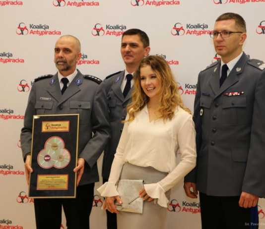 Policjanci z Rzeszowa uhonorowani „złotymi blachami”. Za walkę z piractwem