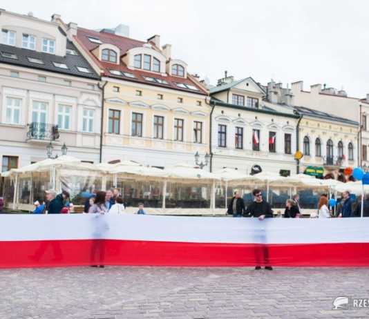 Platforma Obywatelska rozwinie 2 maja w Rzeszowie 100-metrową flagę