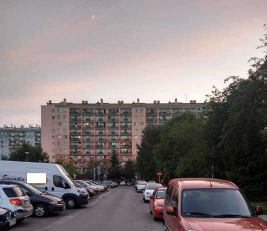 Mieszkańcy muszą parkować na zakazie, policjanci wlepiają mandaty