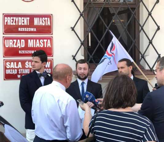 Tadeusz Ferenc vs. przeciwnicy uchodźców. Wymiana zdań przed ratuszem