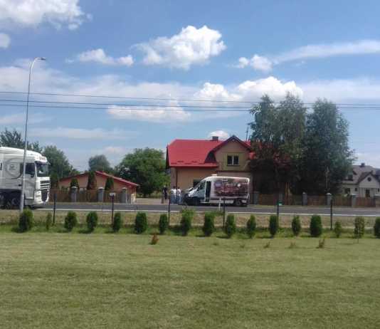 Wypadek na DK 19. Zderzenie czterech pojazdów, dwie osoby w szpitalu