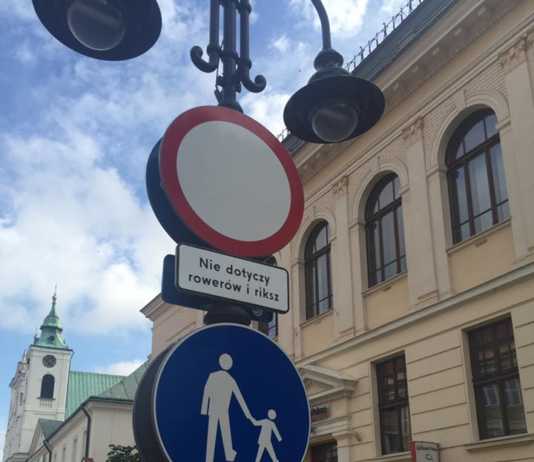 Dodatkowe oznakowanie na ulicy 3 Maja. Zakaz nie dla rowerów i riksz