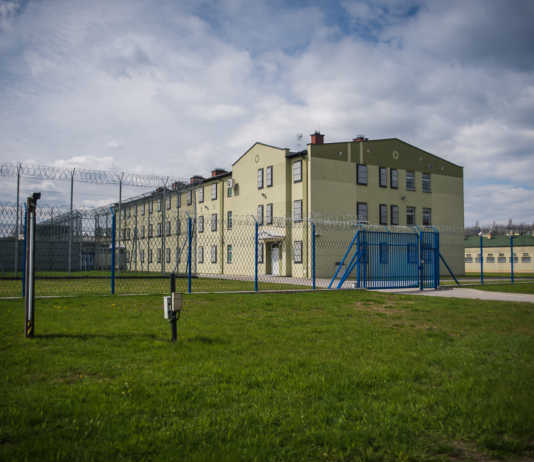 Uciekinier z Zakładu Karnego w Rzeszowie zatrzymany przez policjantów