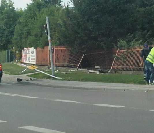 Kierowca ciężarówki nie zaciągnął hamulca i doprowadził do kolizji
