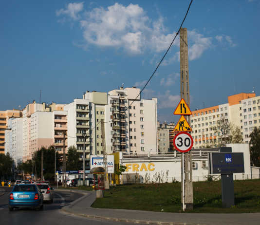 Korki na ulicy Kwiatkowskiego. Kierowcy: „Tak dłużej jeździć się nie da”